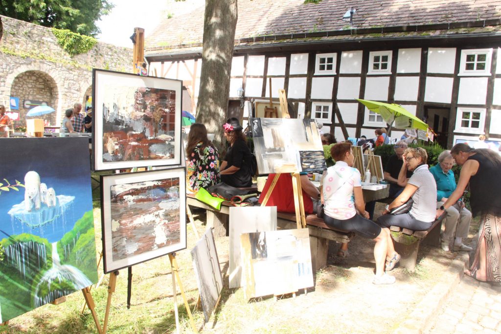 Der malerische Innenhof der Burg Dringenberg ist ein großes Freiluftatelier.