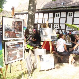 Der malerische Innenhof der Burg Dringenberg ist ein großes Freiluftatelier.