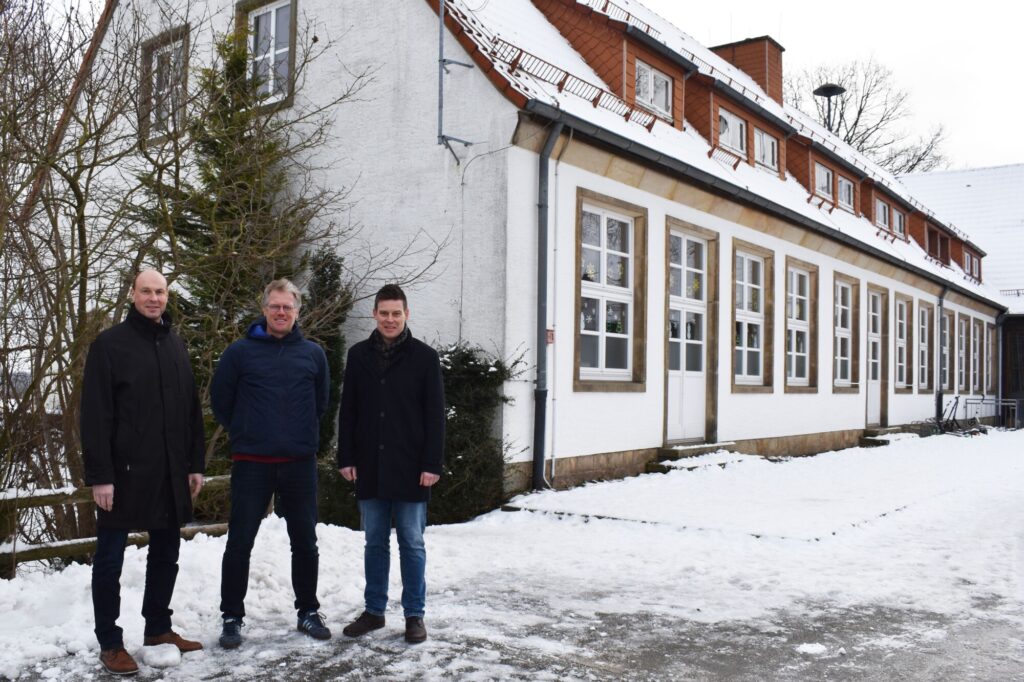 An dieser Stelle wird der Anbau an das Bestandsgebäude erfolgen. Von links: Bildungsdezernent Uwe Damer, Schulleiter Dr. Christian Greiner und der 1. Beigeordnete Michael Scholle.